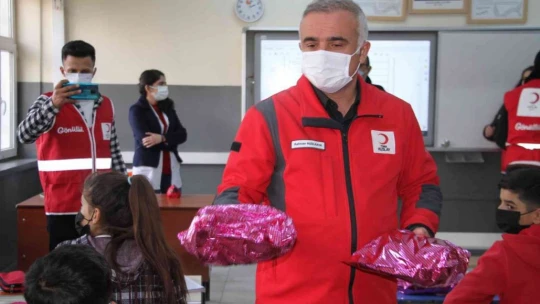 Türk Kızılayı'ndan 10 bin öğrenciye atkı bere takımı