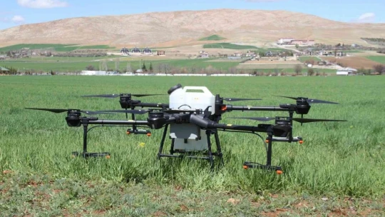 Türkiye'de bir ilk: Dron ile ücretsiz ilaçlama