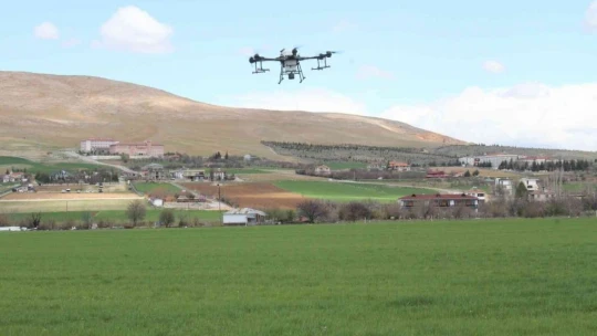 Türkiye'de bir ilk: Dron ile ücretsiz ilaçlama