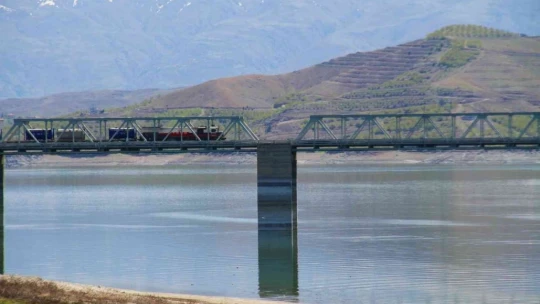 Türkiye'nin en uzun demir yolu köprüsü Elazığ'da