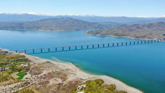 Türkiye'nin en uzun demir yolu köprüsü Elazığ'da