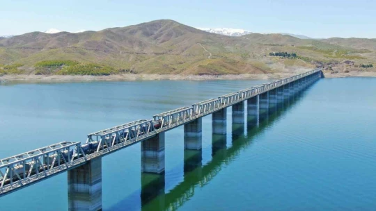 Türkiye'nin en uzun demir yolu köprüsü Elazığ'da