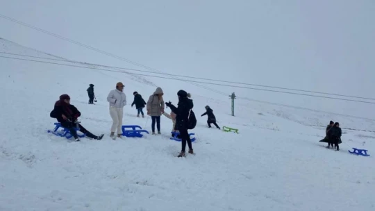 Türkiye'nin göl manzaralı kayak merkezinde sezon açıldı