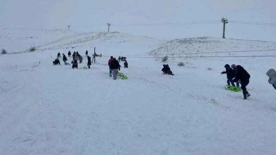 Türkiye'nin göl manzaralı kayak merkezinde sezon açıldı