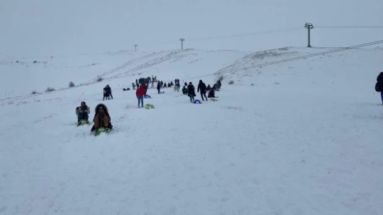 Türkiye'nin göl manzaralı kayak merkezinde sezon açıldı