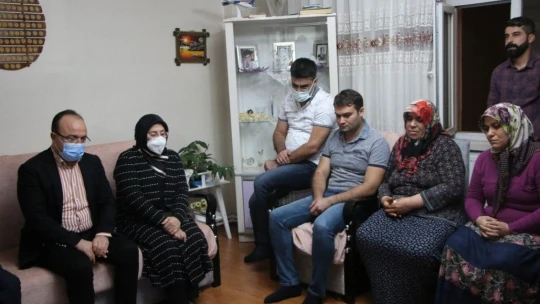 Uçak kazasında hayatını kaybeden pilotun Elazığ'daki babaevine Türk bayrağı asıldı