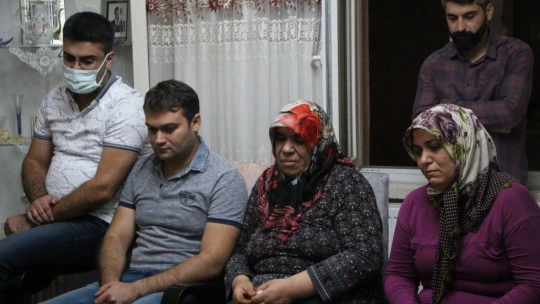 Uçak kazasında hayatını kaybeden pilotun Elazığ'daki babaevine Türk bayrağı asıldı