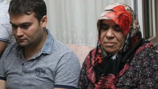 Uçak kazasında hayatını kaybeden pilotun Elazığ'daki babaevine Türk bayrağı asıldı