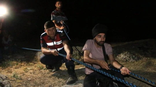 200 Metre'lik Uçurum'da Mahsur Kaldı