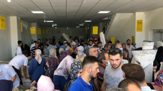 Ucuz halı almak isteyen vatandaşlar birbiriyle yarıştı, kapıda kuyruklar oluştu