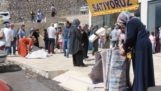 Ucuz halı almak isteyen vatandaşlar birbiriyle yarıştı, kapıda kuyruklar oluştu