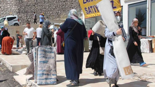 Ucuz halı almak isteyen vatandaşlar birbiriyle yarıştı, kapıda kuyruklar oluştu