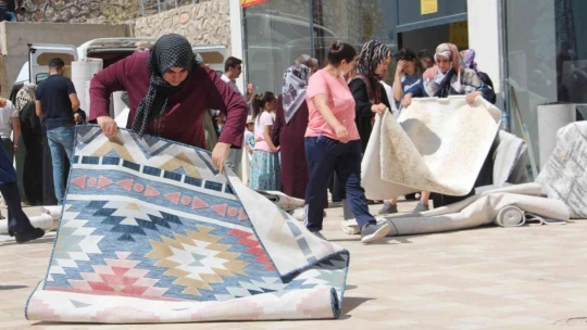 Ucuz halı almak isteyen vatandaşlar birbiriyle yarıştı, kapıda kuyruklar oluştu