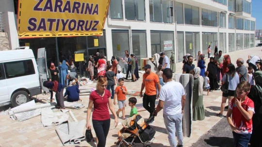 Ucuz halı almak isteyen vatandaşlar birbiriyle yarıştı, kapıda kuyruklar oluştu