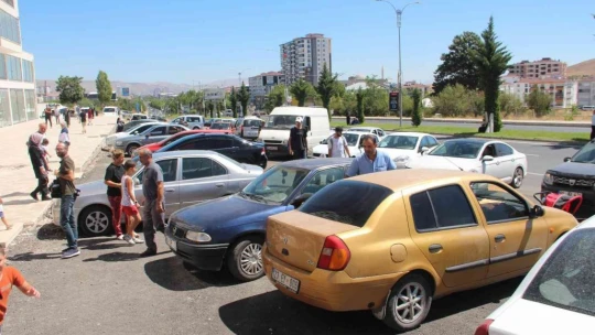 Ucuz halı almak isteyen vatandaşlar birbiriyle yarıştı, kapıda kuyruklar oluştu