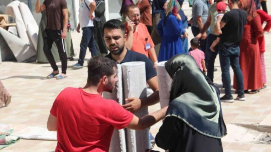 Ucuz halı almak isteyen vatandaşlar birbiriyle yarıştı, kapıda kuyruklar oluştu