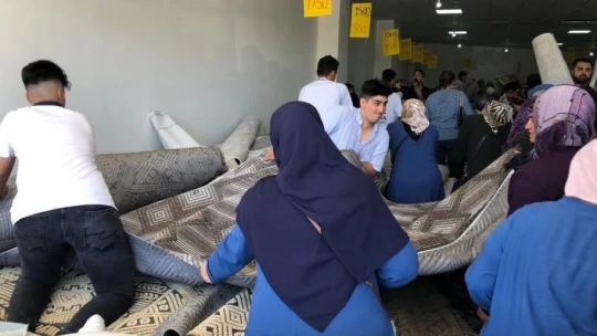 Ucuz halı almak isteyen vatandaşlar birbiriyle yarıştı, kapıda kuyruklar oluştu