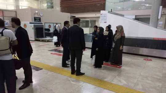 Umreye gönderilen üniversite öğrencileri Elazığ'a döndü