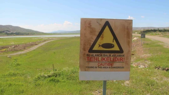 Umutlandıran görüntü, artık o tabeladan su görünüyor