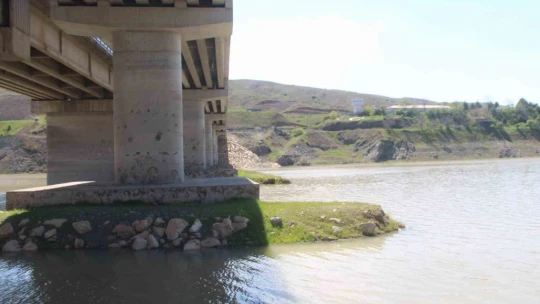 Umutlandıran görüntü, artık o tabeladan su görünüyor
