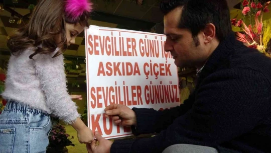 Üniversitedeyken sevdiğine hediye alamayan çiçekçiden 'Askıda Çiçek' kampanyası