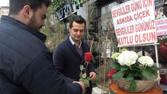 Üniversitedeyken sevdiğine hediye alamayan çiçekçiden 'Askıda Çiçek' kampanyası