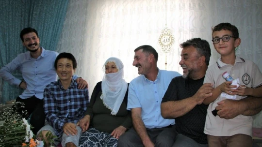 Bülent Serttaş, Elazığlı ailenin evinde misafir ettiği Japon turisti ziyaret etti