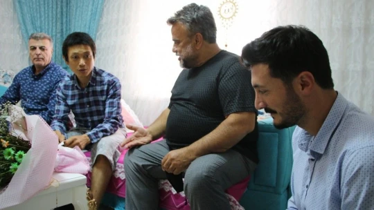 Bülent Serttaş, Elazığlı ailenin evinde misafir ettiği Japon turisti ziyaret etti