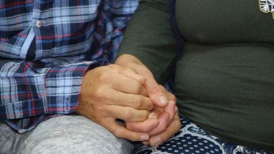 Bülent Serttaş, Elazığlı ailenin evinde misafir ettiği Japon turisti ziyaret etti