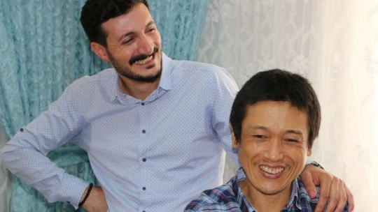 Bülent Serttaş, Elazığlı ailenin evinde misafir ettiği Japon turisti ziyaret etti