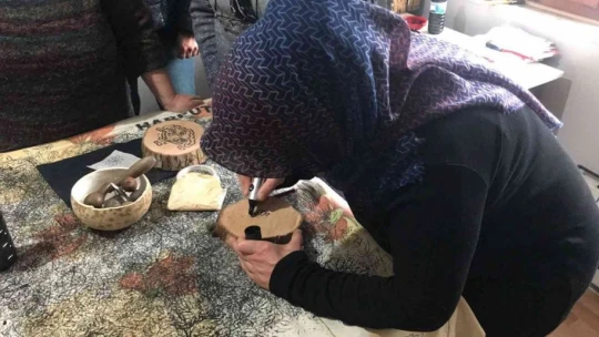 Unutulmaya yüz tutmuş 'Çit baskı sanatı' ev kadınlarının elinde hayat buluyor