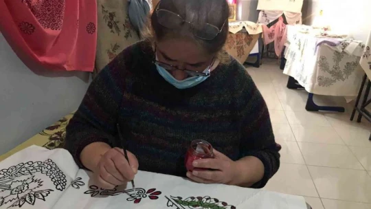 Unutulmaya yüz tutmuş 'Çit baskı sanatı' ev kadınlarının elinde hayat buluyor