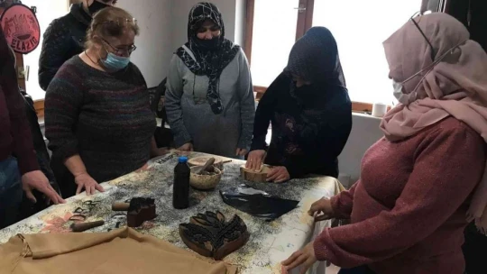 Unutulmaya yüz tutmuş 'Çit baskı sanatı' ev kadınlarının elinde hayat buluyor