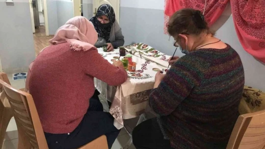 Unutulmaya yüz tutmuş 'Çit baskı sanatı' ev kadınlarının elinde hayat buluyor