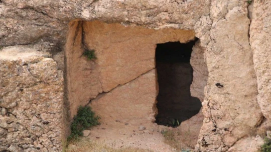 Urartular dönemine ait Tanrıverdi Kalesi ilk günkü ihtişamını koruyor