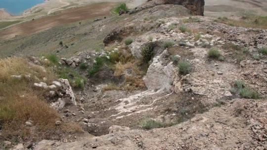 Urartular dönemine ait Tanrıverdi Kalesi ilk günkü ihtişamını koruyor