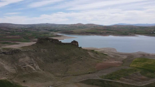 Urartular dönemine ait Tanrıverdi Kalesi ilk günkü ihtişamını koruyor