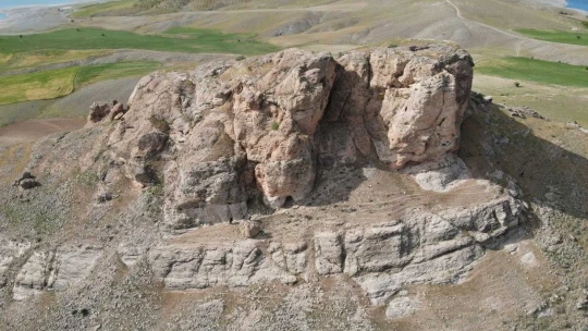 Urartular dönemine ait Tanrıverdi Kalesi ilk günkü ihtişamını koruyor