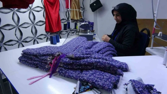 Usta öğretici kadınlar depremzedeler için canla başla için çalışıyor