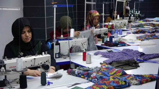 Usta öğretici kadınlar depremzedeler için canla başla için çalışıyor