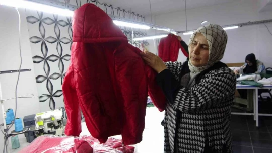 Usta öğretici kadınlar depremzedeler için canla başla için çalışıyor