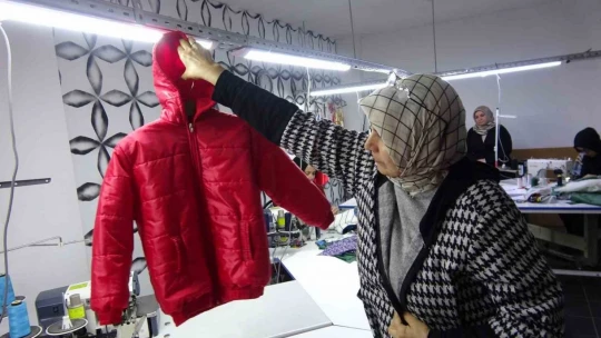 Usta öğretici kadınlar depremzedeler için canla başla için çalışıyor