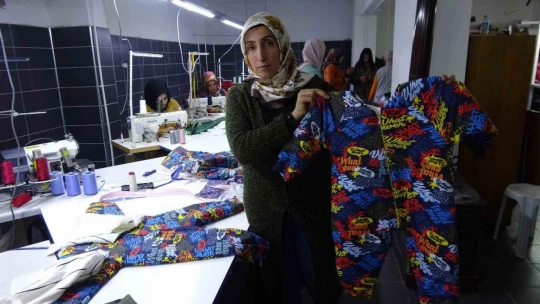 Usta öğretici kadınlar depremzedeler için canla başla için çalışıyor