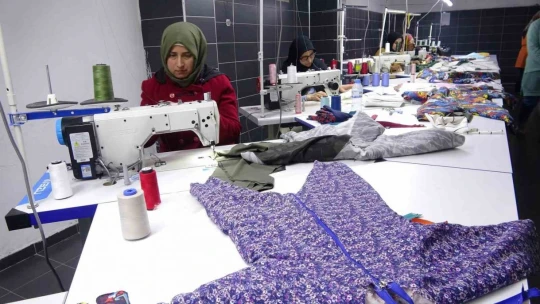 Usta öğretici kadınlar depremzedeler için canla başla için çalışıyor