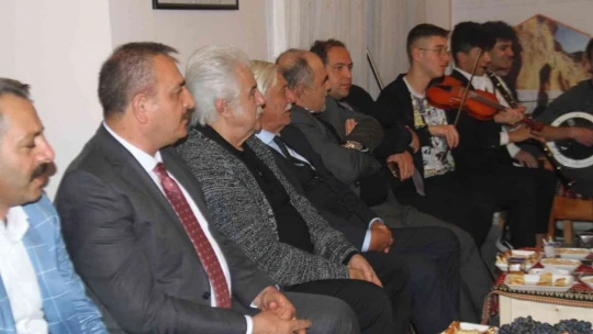 Usta sanatçı Serdar Gökhan, Elazığ kürsübaşı etkinliğinde doyasıya eğlendi