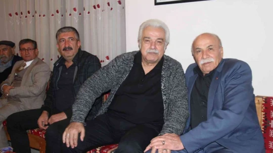 Usta sanatçı Serdar Gökhan, Elazığ kürsübaşı etkinliğinde doyasıya eğlendi