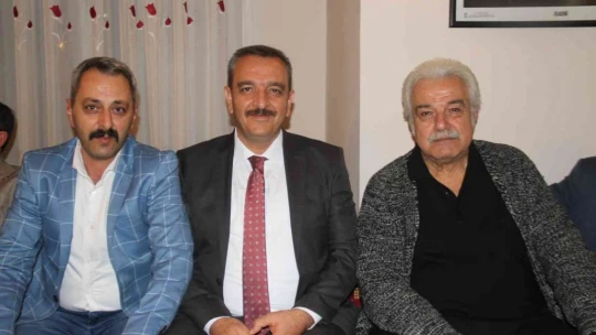 Usta sanatçı Serdar Gökhan, Elazığ kürsübaşı etkinliğinde doyasıya eğlendi