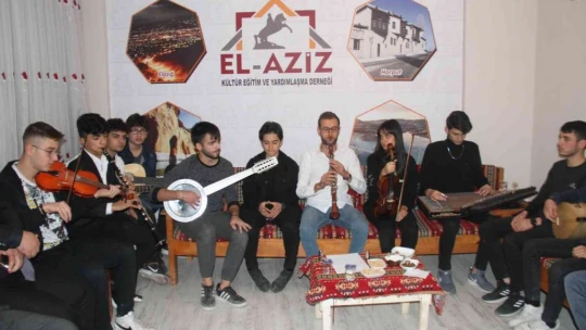 Usta sanatçı Serdar Gökhan, Elazığ kürsübaşı etkinliğinde doyasıya eğlendi
