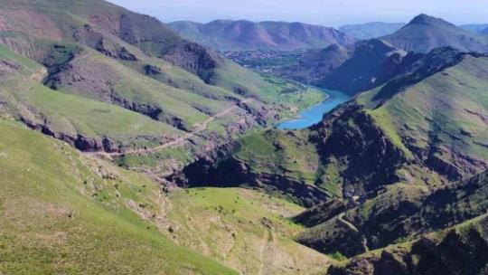Uydudan haritaları incelerken 3 milyon yıllık kanyon keşfettiler