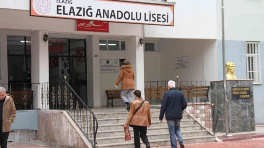 Uzun yıllar sonra sınava giren öğretmenlerden öğrencilere uyarı